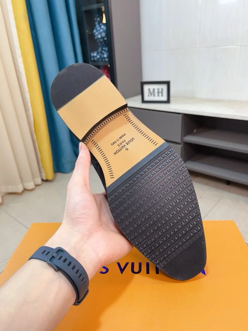 Ex-factory price 720🌹🌹High version [LV] Louis Vuitton's popular casual leather shoes🎖Fashionable and elegant🎖🎖Material: Original imported open-edge beaded cowhide, washed cowhide leather lining, original open-molded rubber outsole, high-end and classy, ​​elegant quality, instantly transforming into a handsome man ❤❤Standard\nNumber: 38-44